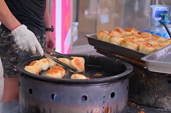 ▲▼美村路最好吃水煎包，爆量內餡高麗菜。（圖／部落客橘子狗提供）