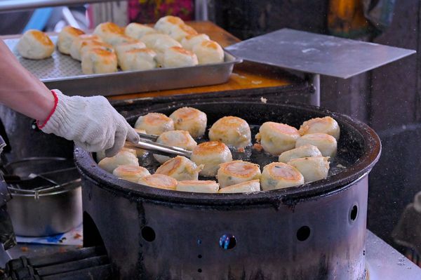 ▲▼美村路最好吃水煎包，爆量內餡高麗菜。（圖／部落客橘子狗提供）