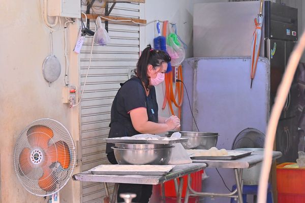 ▲▼美村路最好吃水煎包，爆量內餡高麗菜。（圖／部落客橘子狗提供）