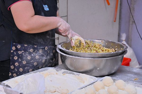 ▲▼美村路最好吃水煎包，爆量內餡高麗菜。（圖／部落客橘子狗提供）