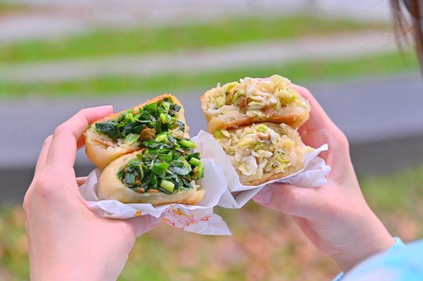 ▲▼美村路最好吃水煎包，爆量內餡高麗菜。（圖／部落客橘子狗提供）