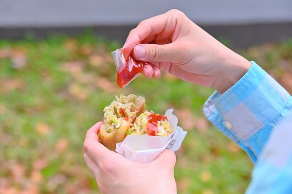 ▲▼美村路最好吃水煎包，爆量內餡高麗菜。（圖／部落客橘子狗提供）