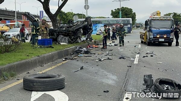 ▲▼台北市撫遠街自小客撞遊覽車，2人命危，目擊女嚇哭。（圖／記者黃彥傑攝）
