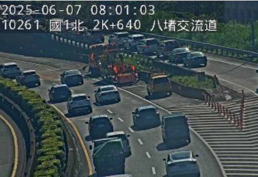 快訊／國一北上客運翻覆！　一度封閉塞爆