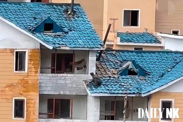 ▲▼北韓兩江道在洪災後興建的住宅，短時間內就嚴重毀損。（圖／翻攝自Daily NK）