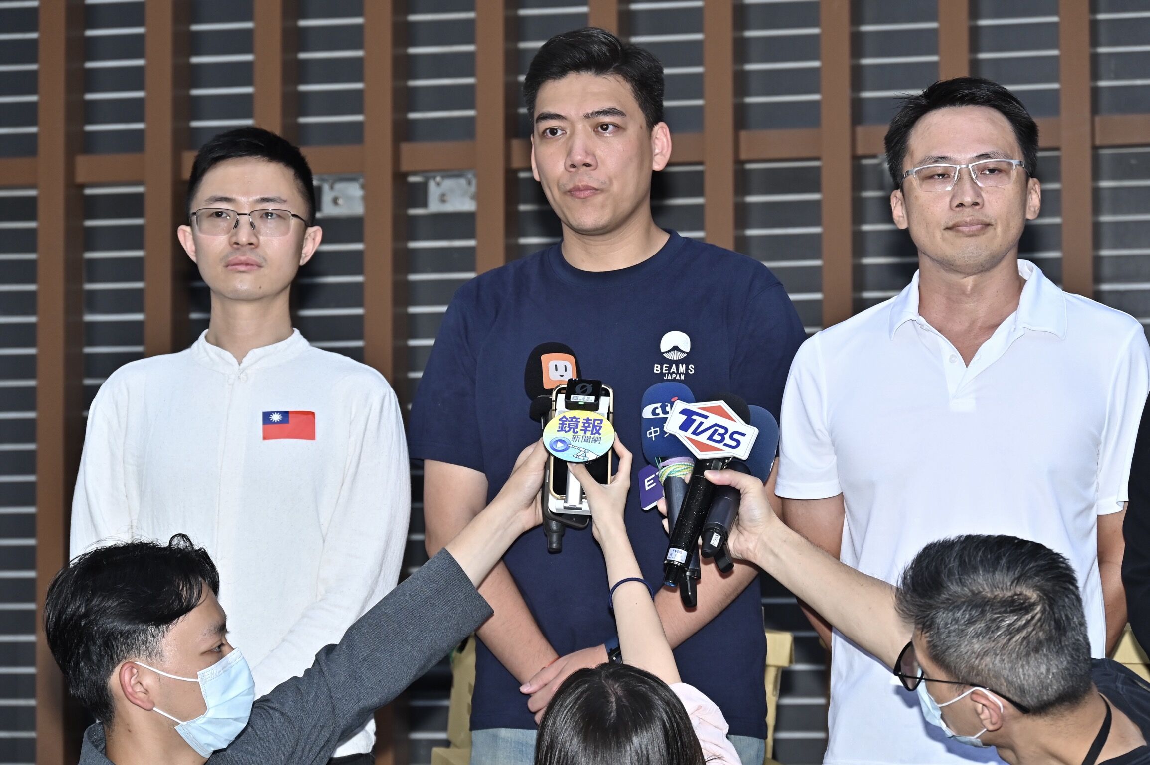 ▲▼ 發起罷免民進黨立委吳思瑤的民間團體「地動刪瑤」召集人賴苡任與備補領銜人詹嘉文、台北市議員侯漢廷等人在台北市選委會前宣布送件失敗  。（圖／記者李毓康攝）