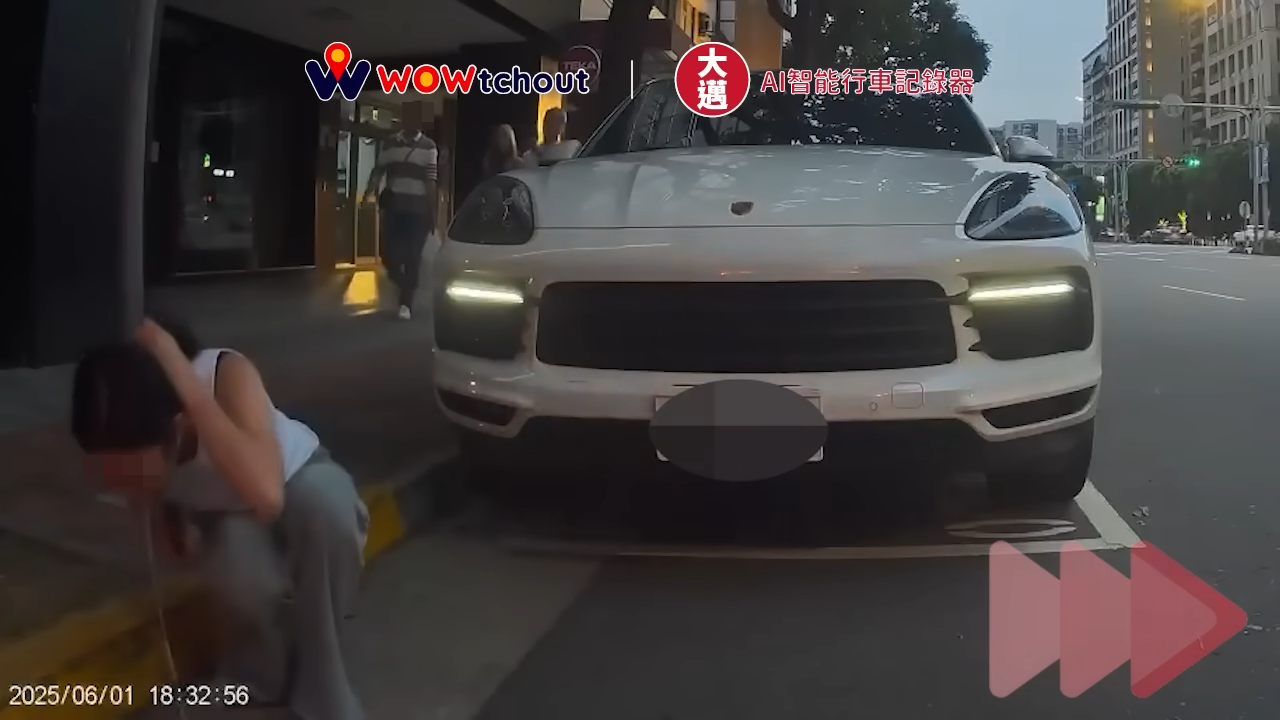 ▲▼一名正妹從保時捷下車後，朝著水溝吐出一口白色液體。（圖／翻攝YouTube／WoWtchout - 地圖型行車影像分享平台）