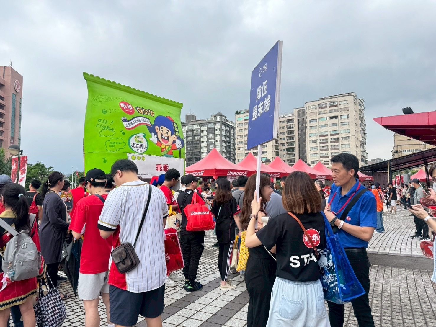 ▲▼乖乖出動巨型扭蛋機，攜手味全龍舉行年度甜點派對女孩日。（圖／乖乖提供）