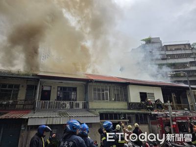 快訊／新北永和平房火警！濃煙狂冒竄火舌　消防人員急灌救