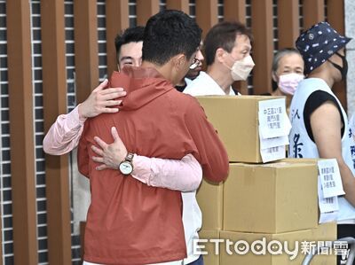 快訊／罷免吳沛憶送件未成功！　李孝亮抱志工痛哭：就差那麽一點點