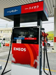 日本自駕加錯油!內行曝「1單字很重要」:別再認紅色油槍