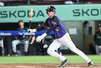 陳晨威首打席內安 連31場敲安追上「盜帥」並列第2