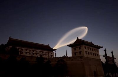 數萬人目擊西安城牆上驚現UFO 白色巨大光暈如科幻電影
