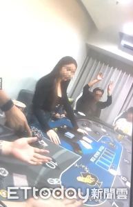 韓亞諾上過的賭場又被抄!爆乳女荷官遭逮 老闆派女友挺胸發牌