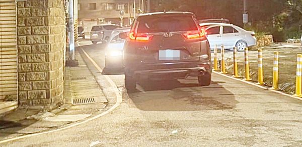 ▲桃園市中壢區長春路261巷5日下午發生2車會車僵持從下午至晚間。（圖／翻攝自臉書《社會事新聞影音》）