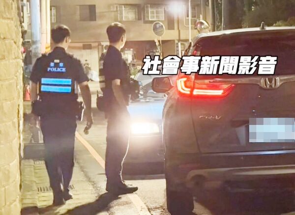 ▲桃園市中壢區長春路261巷5日下午發生2車會車僵持互不相讓，員警到場協調化解。（圖／翻攝自臉書《社會事新聞影音》）