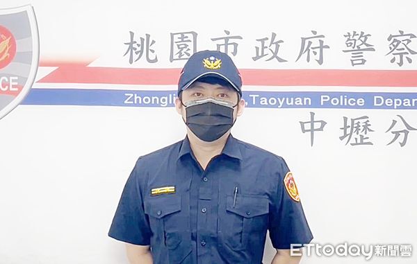▲中壢警分局文化派出所所長賴柏仁說明2車會車僵持，經員警到場順利化解。（圖／記者沈繼昌翻攝）