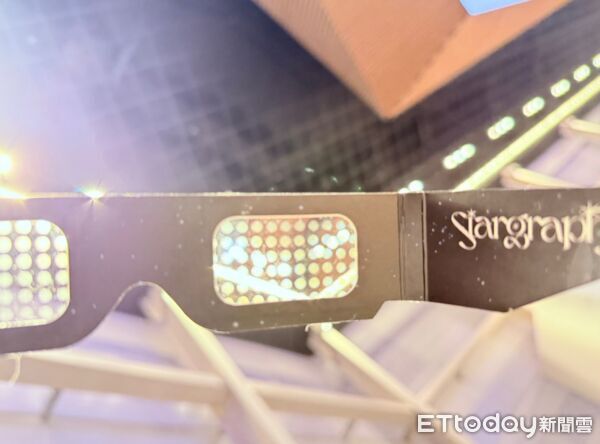 ▲▼3D眼鏡望出去是星應。（圖／讀者提供）