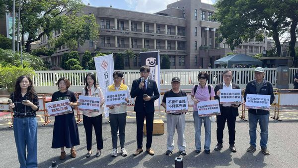 ▲▼小黨抗議行政院擱置中正路改名。（圖／基進黨提供）