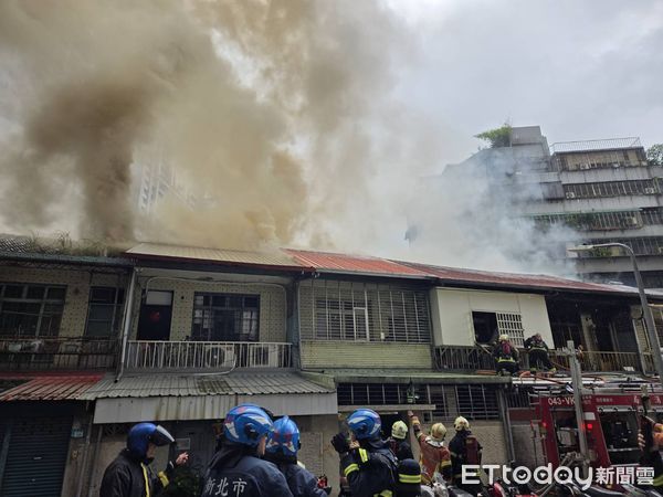 ▲新北永和民宅火警，冒出大量濃煙警消搶救中。（圖／記者陸運陞翻攝）