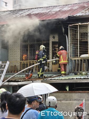 ▲新北永和民宅火警，冒出大量濃煙警消搶救中。（圖／記者陸運陞翻攝）