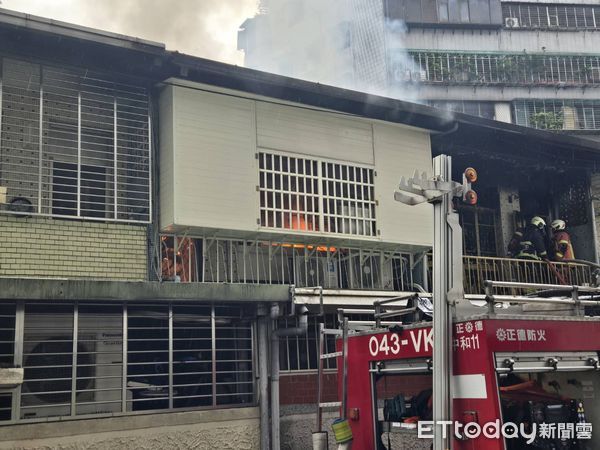 ▲新北永和民宅火警，冒出大量濃煙警消搶救中。（圖／記者陸運陞翻攝）