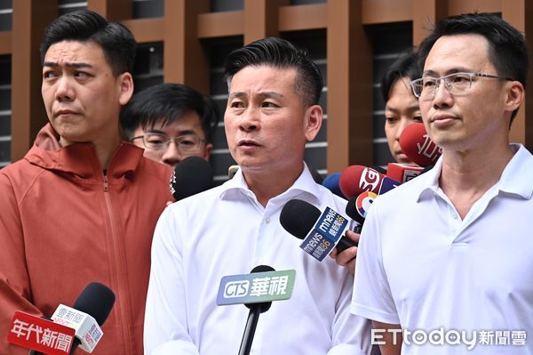 ▲▼ 發起罷免民進黨立委吳思瑤的民間團體「地動刪瑤」召集人賴苡任（左起）與國民黨台北市黨部主委戴錫欽、備補領銜人詹嘉文等人一同前往台北市選委會送件。（圖／記者李毓康攝）