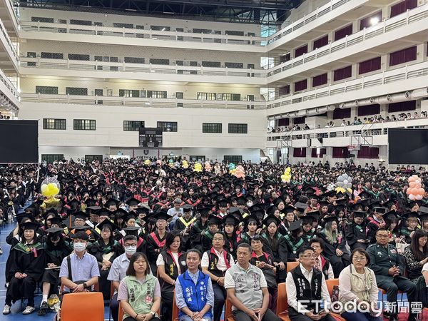 ▲中華醫大2025年畢業典禮熱烈登場，校長孫逸民為畢業生代表撥穗並頒授學位證書。（記者林東良翻攝，下同）