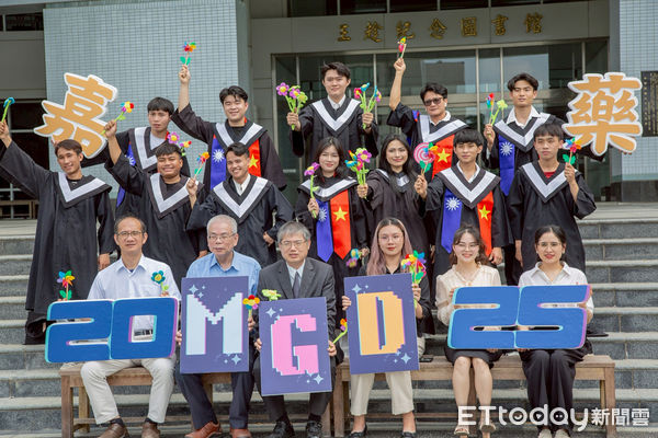 ▲嘉南藥理大學7日舉辦畢業典禮，2600名畢業生在師長與親友祝福中展翅高飛。（記者林東良翻攝，下同）