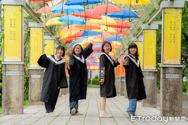 ▲嘉南藥理大學7日舉辦畢業典禮，2600名畢業生在師長與親友祝福中展翅高飛。（記者林東良翻攝，下同）