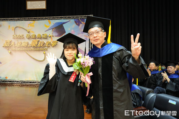 ▲嘉南藥理大學7日舉辦畢業典禮，2600名畢業生在師長與親友祝福中展翅高飛。（記者林東良翻攝，下同）