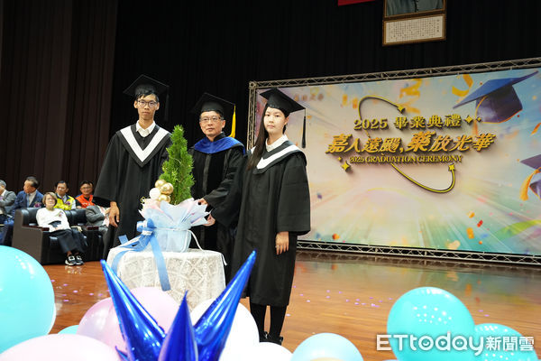 ▲嘉南藥理大學7日舉辦畢業典禮，2600名畢業生在師長與親友祝福中展翅高飛。（記者林東良翻攝，下同）