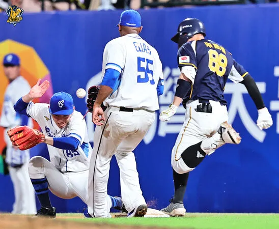 ▲劉俊豪「閃球」失誤。（圖／中信兄弟提供）