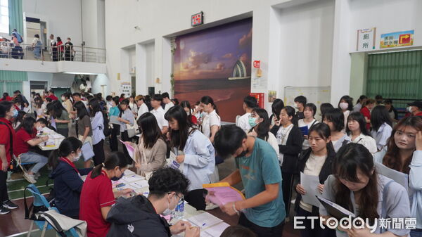 ▲台南市政府暑期工讀計畫現場面試吸引眾多學生參與，學生手持履歷爭取進入公部門工作機會。（記者林東良翻攝，下同）