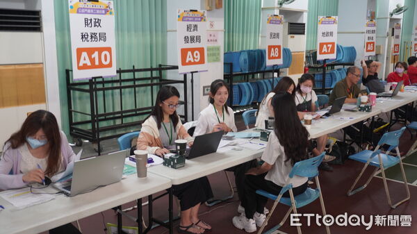 ▲台南市政府暑期工讀計畫現場面試吸引眾多學生參與，學生手持履歷爭取進入公部門工作機會。（記者林東良翻攝，下同）