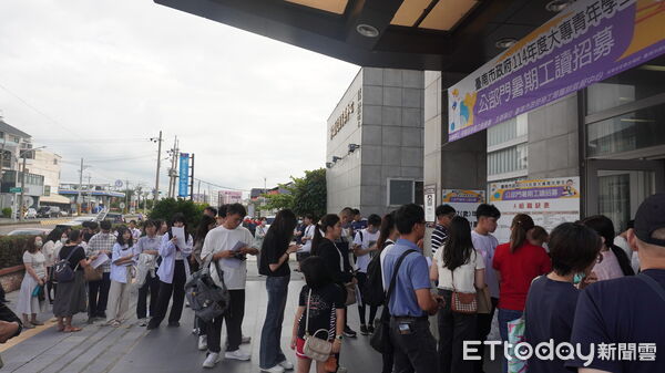▲台南市政府暑期工讀計畫現場面試吸引眾多學生參與，學生手持履歷爭取進入公部門工作機會。（記者林東良翻攝，下同）