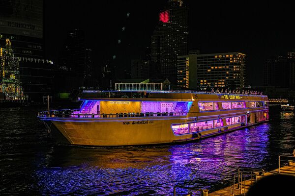 ▲▼曼谷遊船人妖秀，海鮮自助餐跟酒水無限暢飲。（圖／部落客珊莎提供）