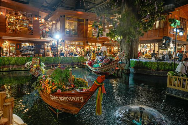 ▲▼曼谷遊船人妖秀，海鮮自助餐跟酒水無限暢飲。（圖／部落客珊莎提供）