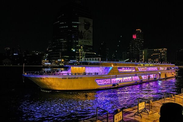 ▲▼曼谷遊船人妖秀，海鮮自助餐跟酒水無限暢飲。（圖／部落客珊莎提供）