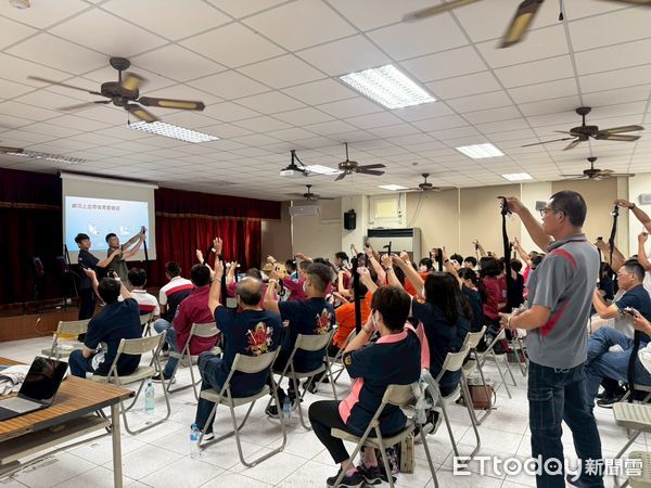 ▲台南消防局第一大隊6月7日舉辦義消基本救命術（BLS）訓練，模擬實境操作AED與止血技巧，強化第一線救援實力。（記者林東良翻攝，下同）