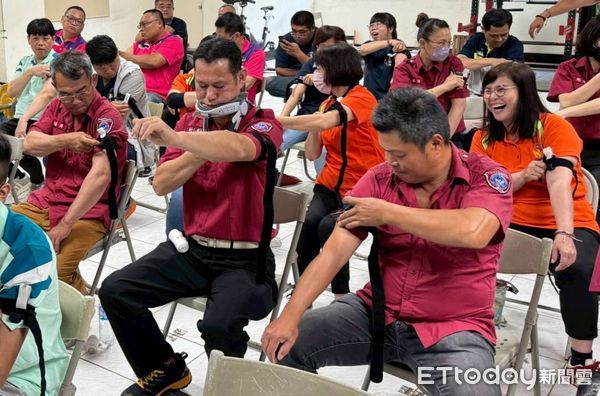 ▲台南消防局第一大隊6月7日舉辦義消基本救命術（BLS）訓練，模擬實境操作AED與止血技巧，強化第一線救援實力。（記者林東良翻攝，下同）