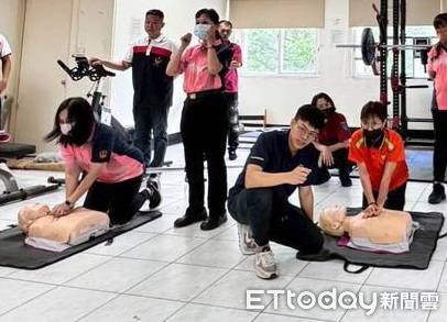▲台南消防局第一大隊6月7日舉辦義消基本救命術（BLS）訓練，模擬實境操作AED與止血技巧，強化第一線救援實力。（記者林東良翻攝，下同）