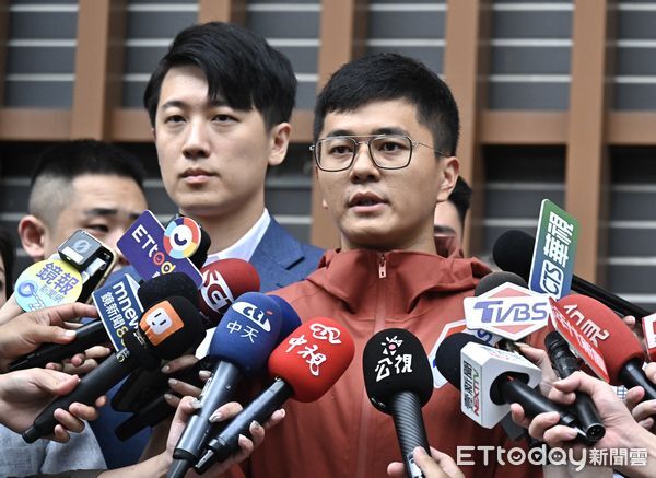 ▲▼ 罷吳案領銜人李孝亮前往台北市選委會送件。。（圖／記者李毓康攝）