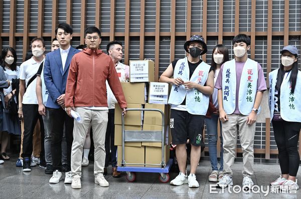 ▲▼ 罷吳案領銜人李孝亮前往台北市選委會送件。。（圖／記者李毓康攝）