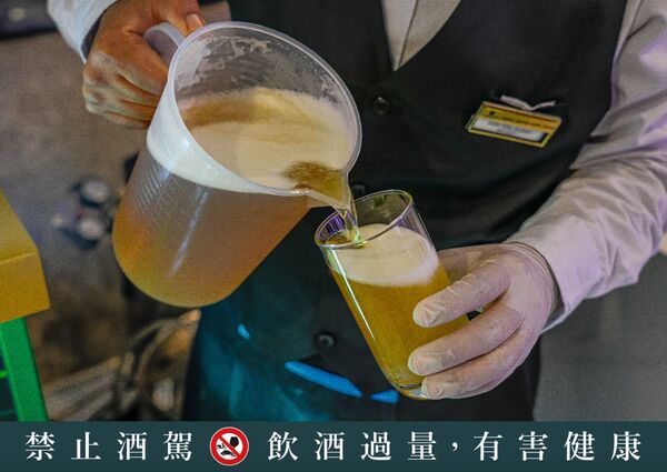 ▲▼曼谷遊船人妖秀，海鮮自助餐跟酒水無限暢飲。（圖／部落客珊莎提供）