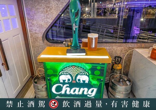 ▲▼曼谷遊船人妖秀，海鮮自助餐跟酒水無限暢飲。（圖／部落客珊莎提供）