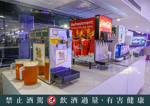 ▲▼曼谷遊船人妖秀，海鮮自助餐跟酒水無限暢飲。（圖／部落客珊莎提供）