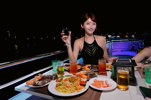 ▲▼曼谷遊船人妖秀，海鮮自助餐跟酒水無限暢飲。（圖／部落客珊莎提供）
