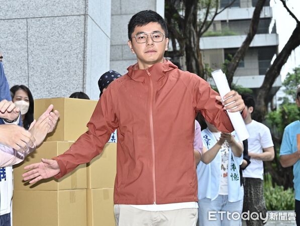 ▲▼ 罷免吳沛憶案領銜人李孝亮前往台北市選委會送件，現場宣布連署件數未達法定門檻不成案。（圖／記者李毓康攝）