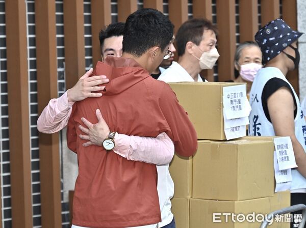▲▼ 罷免吳沛憶案領銜人李孝亮前往台北市選委會送件，現場宣布連署件數未達法定門檻不成案。（圖／記者李毓康攝）